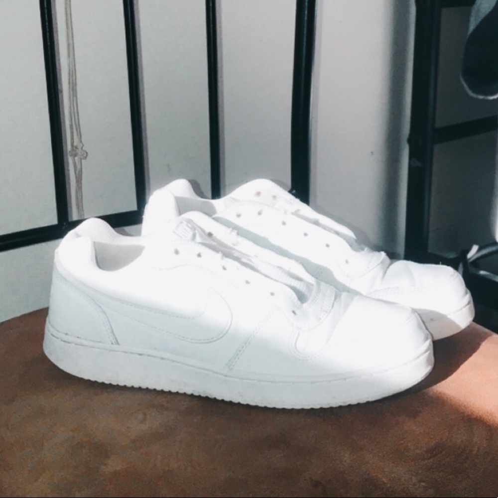 🦋⭐️white nikes⭐️🦋